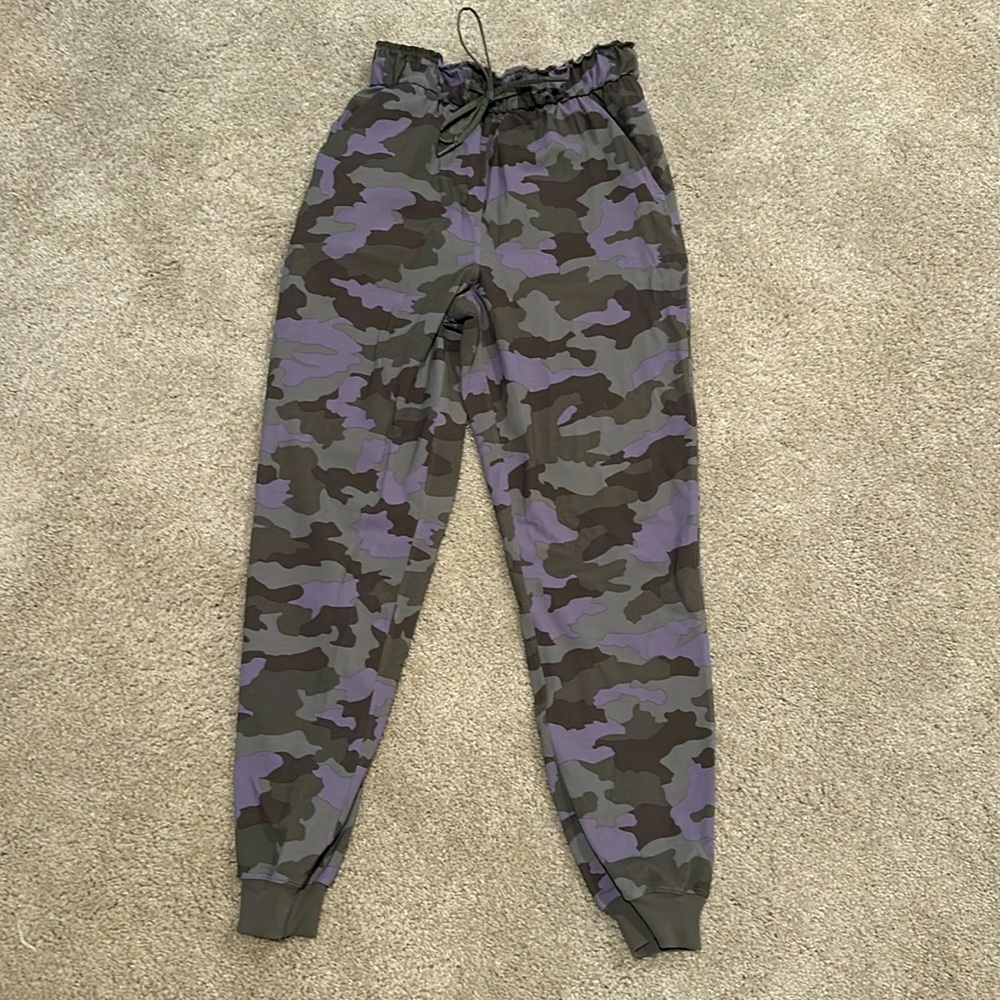 Lulu lemon stretch high rise jogger heritage 365 camo size 4